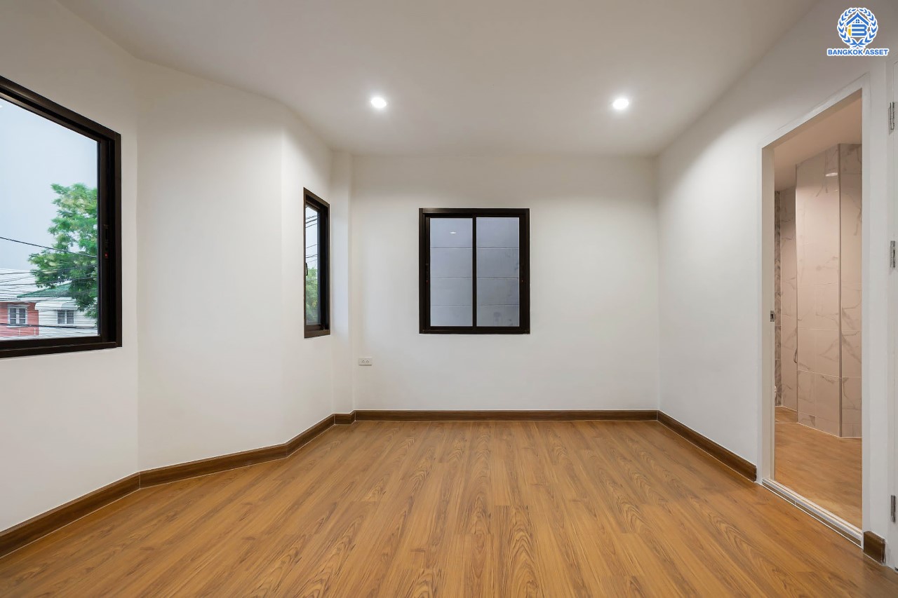 บ้านมือสองตกแต่งใหม่ ม.เศรณี ดอนเมือง-สรงประภา เนื้อที่ 27.7 ตร.ว. ฟังก์ชันจัดเต็ม 4 ห้องนอน 3 ห้องน้ำ จอดรถได้ 1 คัน ตอบโจทย์ครอบครัวใหญ่ มีความเป็นส่วนตัว เดินทางเข้าสู่ใจกลางเมืองได้อย่างสะดวกสบาย ใกล้สนามบินดอนเมือง และทางด่วนศรีสมาน...